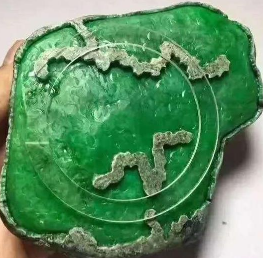 众里寻石千百度，蓦然回首，那原石却在地摊角落处，切开要拍卖？  第4张