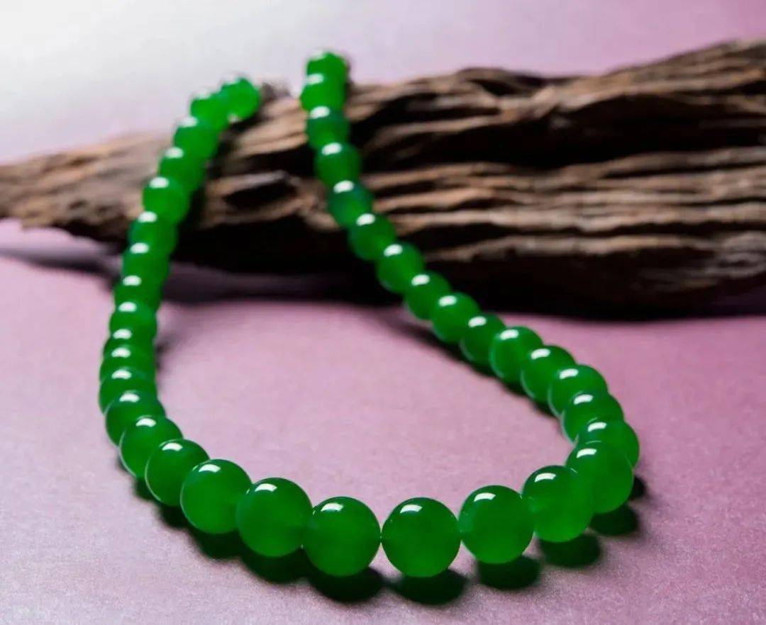 翡翠主要通过哪几点去鉴定玉赏|保利地产十五周年纪念优选翡翠艺术品，件件高货！   第2张