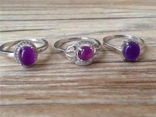 翡翠赌石市场翡翠玉石遇光会褪色的宝石！  第10张