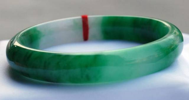 翡翠镶嵌戒指 女款翡翠鉴定技巧都有哪些？这些技巧能不能鉴定出真假？   第1张