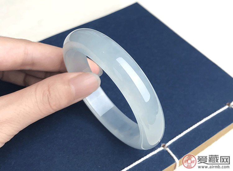 去哪买翡翠戒指冰糯种翡翠玉镯如何鉴定 