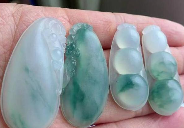 翡翠原石皮壳翻砂图解小伙小千价买的全身冒绿的翡翠原石，几经雕刻，多少钱都不卖  第7张