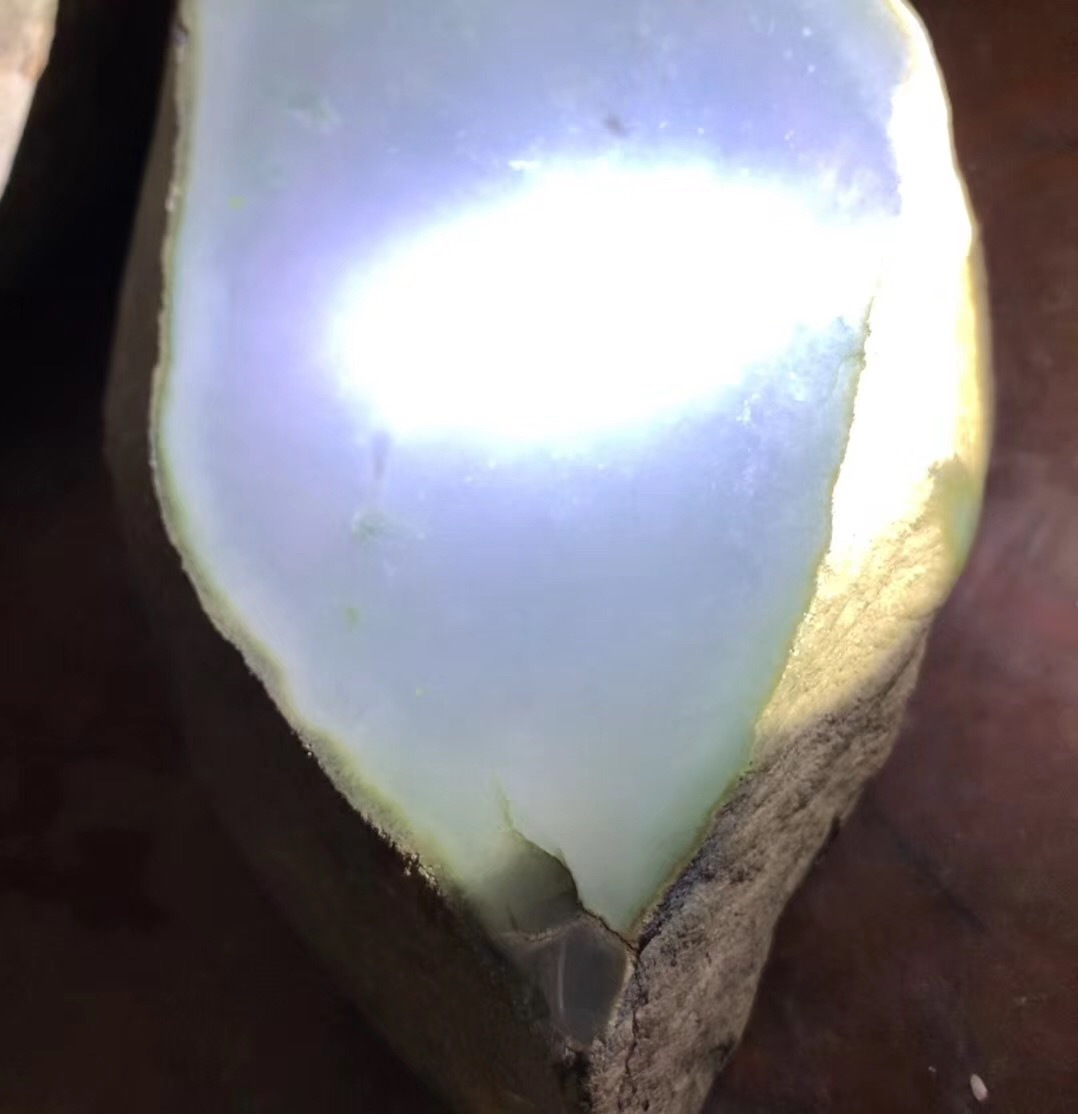 莫基湾翡翠原石籽料特征为什么很多翡翠雕刻越少，价格却越高？  第4张