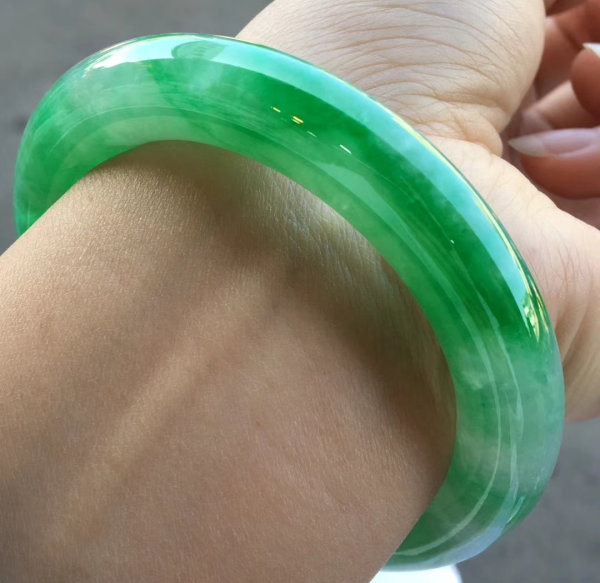 翡翠手镯怎么挑比较好？翡翠手镯有哪些款式   第1张