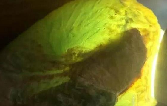 云南翡翠公盘旁观者大言不惭，说朋友入手的翡翠原石是废料，结果却遭疯狂打脸  第3张