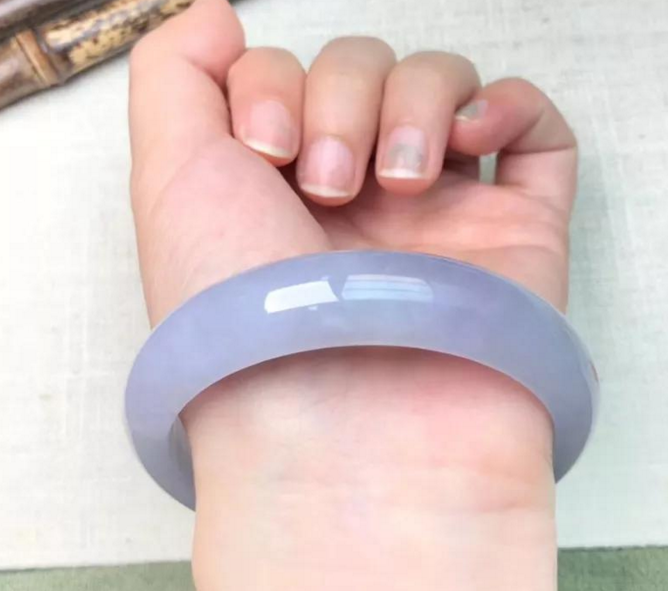 翡翠和玉的差别都说翡翠以绿为贵，绿色翡翠就一定贵吗？  第4张