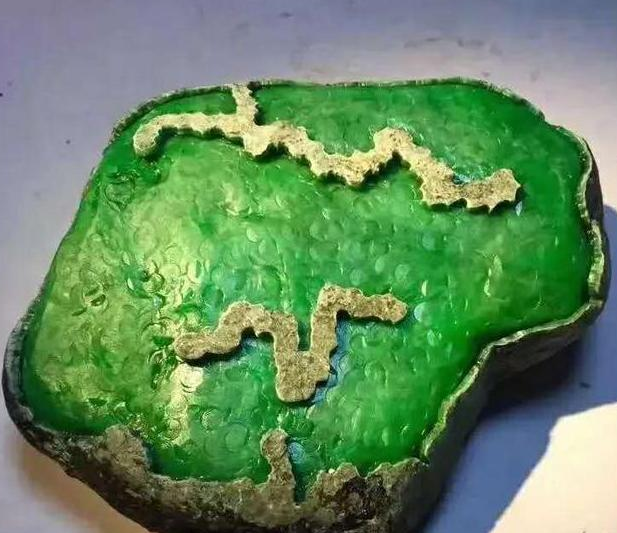 众里寻石千百度，蓦然回首，那原石却在地摊角落处，切开要拍卖？  第2张