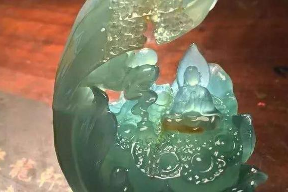 云南翡翠公盘旁观者大言不惭，说朋友入手的翡翠原石是废料，结果却遭疯狂打脸  第7张