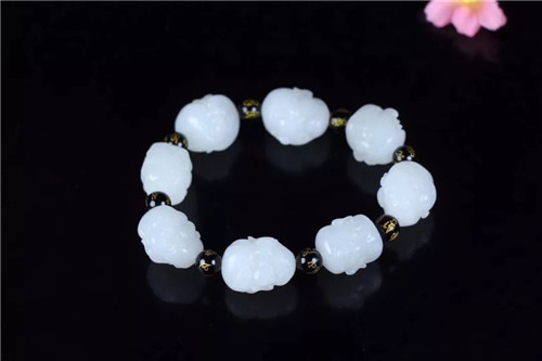 翡翠原石的色花的意思你觉得下一个要火爆的玉是那种？  第2张