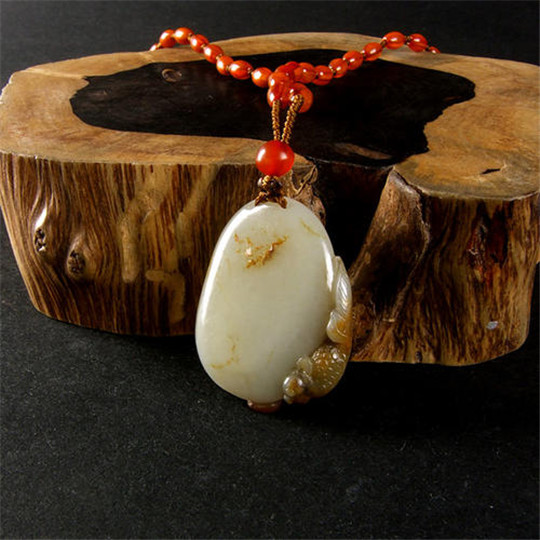 买翡翠手镯的故事和田玉和昆仑玉如何区分？  第2张