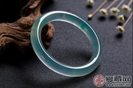 如何挑选适合自己的翡翠手镯   第1张