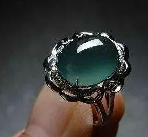 翡翠园价格它称为翡翠界的“蓝色妖姬”，据说未来10年可能比房子还要值钱  第1张