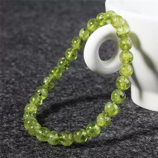 翡翠王朝手镯玉镯橄榄石与这些宝石极易混淆，要小心分辨哦！  第3张