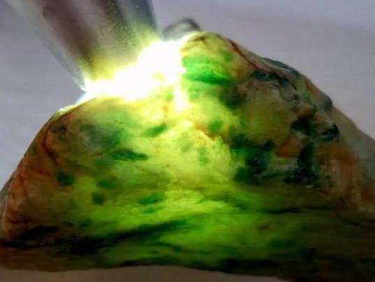 翡翠原石皮壳翻砂图解小伙小千价买的全身冒绿的翡翠原石，几经雕刻，多少钱都不卖  第4张