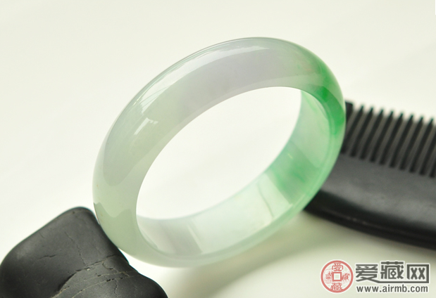 紫翡翠原石如何挑选好的翡翠手镯?挑选翡翠手镯有哪些注意点   第1张