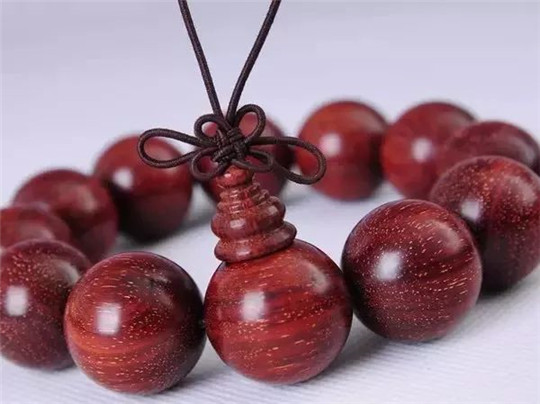 翡翠吊坠中等大小的照金压惊，银辟邪，玉石·······你的首饰有什么功效呢？  第3张