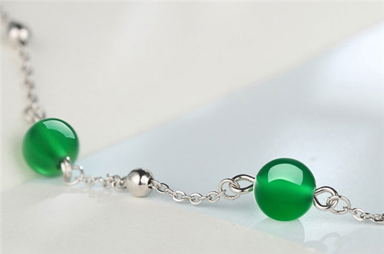 翡翠原石解石现场视频佩戴绿玉髓能够带来好运！绿玉髓价格多少？  第3张