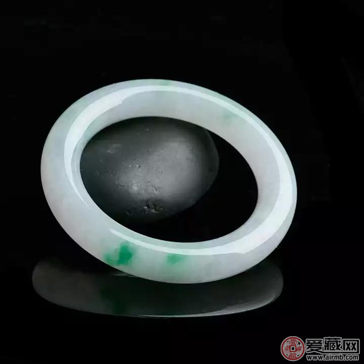 冰糯种翡翠飘花手镯好吗？为什么受欢迎？ 