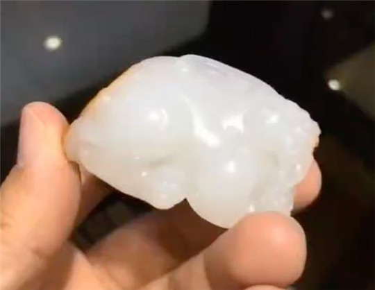 飘蓝花翡翠手镯好吗羊脂玉怎么判断成色？  第1张