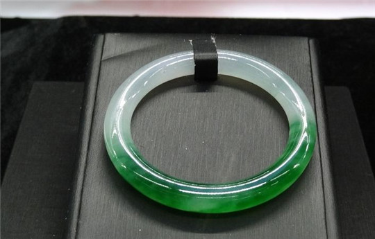 翡翠吊坠中等大小的照金压惊，银辟邪，玉石·······你的首饰有什么功效呢？  第6张