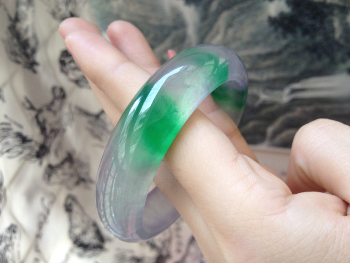 菠菜绿翡翠吊坠云南瑞丽翡翠交易市场假货多吗？哪些翡翠最好不要买呢？   第1张