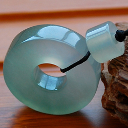 翡翠平安扣的保养 翡翠平安扣能够保佑人的一生平安   第2张