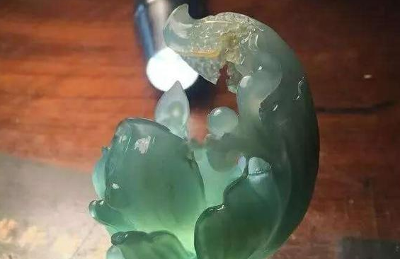 云南翡翠公盘旁观者大言不惭，说朋友入手的翡翠原石是废料，结果却遭疯狂打脸  第6张