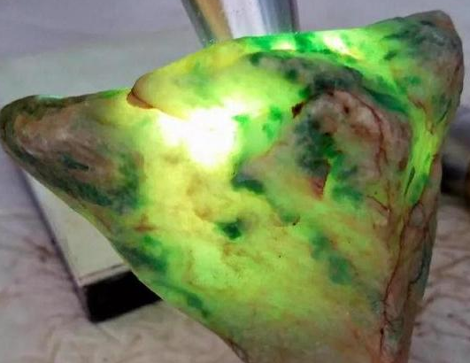 翡翠原石皮壳翻砂图解小伙小千价买的全身冒绿的翡翠原石，几经雕刻，多少钱都不卖  第3张