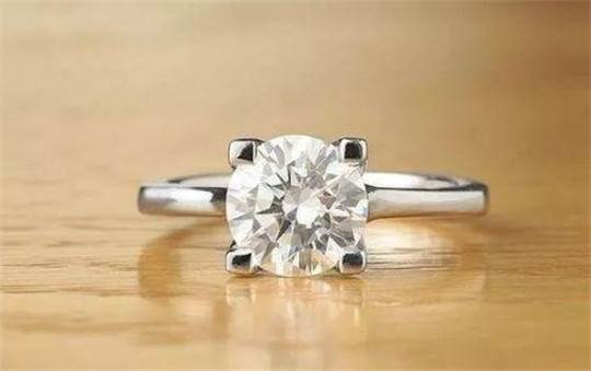 紫色翡翠戒指好看吗买钻戒要选四爪好还是六爪好？  第1张