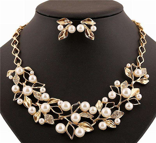 翡翠论文50岁女人别总乱戴，买错款式影响气质  第3张