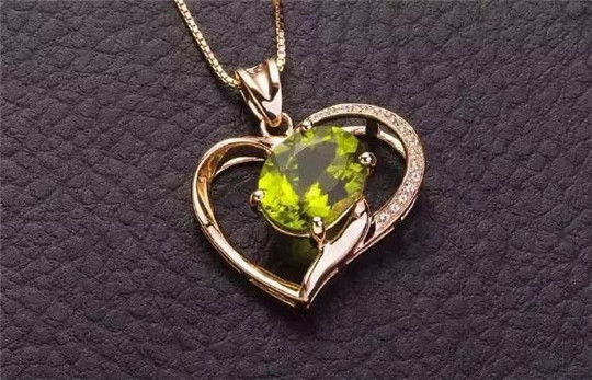 翡翠王朝手镯玉镯橄榄石与这些宝石极易混淆，要小心分辨哦！  第1张