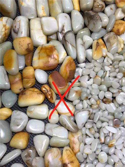 大熊翡翠手镯价位爱“捡漏”的朋友，遇见这种“和田玉”可要注意啦！！  第1张