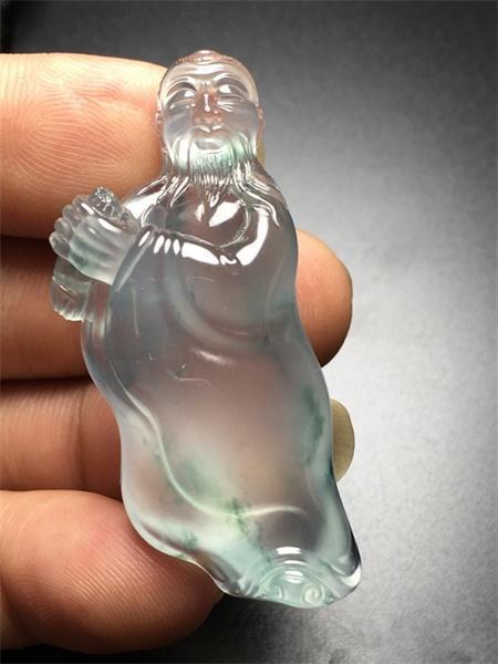 莫基湾翡翠原石籽料特征为什么很多翡翠雕刻越少，价格却越高？  第2张