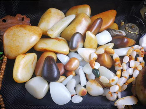 翡翠观音脏了这块山料居然变成了和田玉“籽料”  第1张