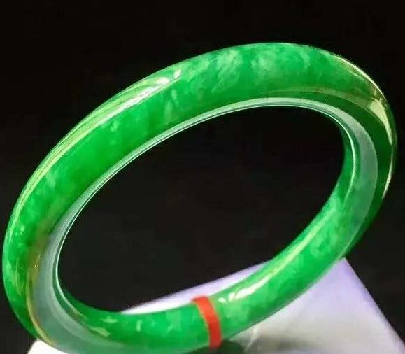 众里寻石千百度，蓦然回首，那原石却在地摊角落处，切开要拍卖？  第7张