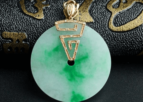 翡翠金镶玉戒指翡翠平安扣的寓意和象征是什么？原来它的讲究这么多！   第1张