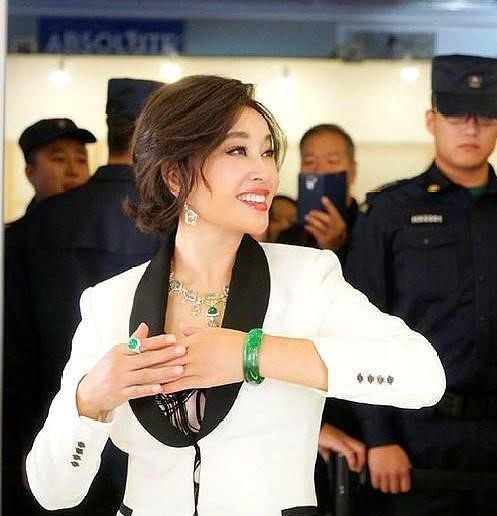 翡翠手镯c货价格查询女人戴珠宝和戴黄金首饰哪个更好？  第1张