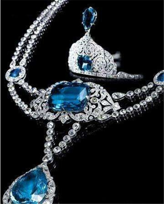 翡翠手镯过敏海蓝宝石一克拉多少钱？价值从哪里判断？  第1张