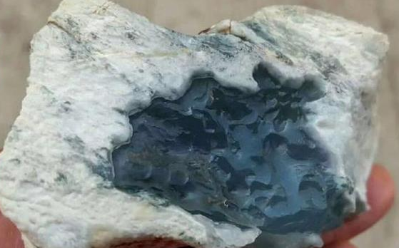 翡翠项链辨别真假美女果断花5万买的翡翠原石，谁知这一开窗，事情大条了  第2张