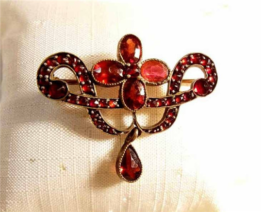 冰种和翡翠精美的石榴石胸针，一起了解下  第1张