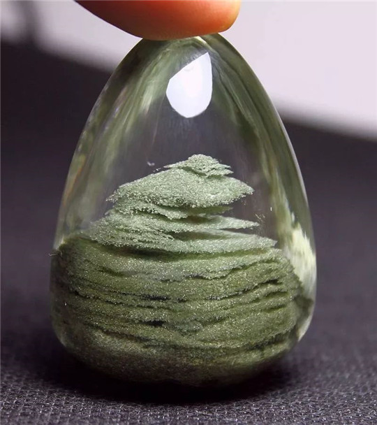 黄底翡翠手镯价格绿幽灵因象征着财富而备受大家的追捧，有收藏价值吗？  第5张