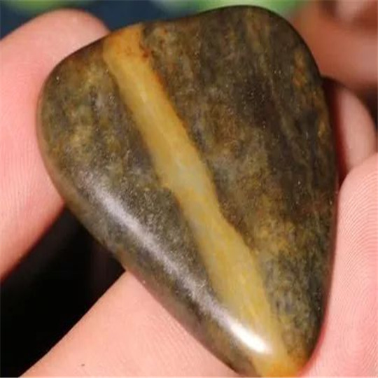 翡翠原石种粗玉石里的“一线天”你了解多少？  第2张