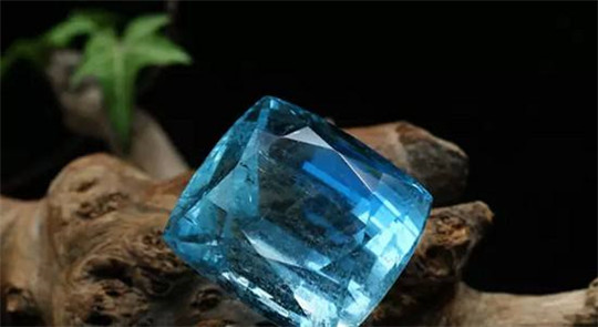 翡翠手镯过敏海蓝宝石一克拉多少钱？价值从哪里判断？  第2张