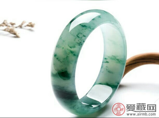 翡翠手镯一般多少钱？翡翠手镯价格影响因素分析   第2张