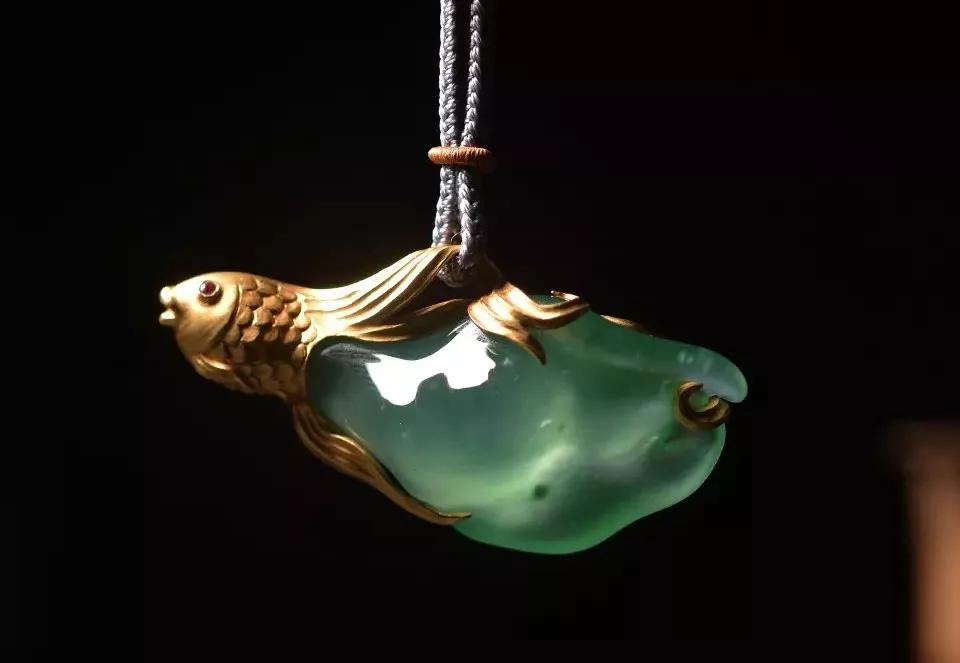 翡翠摆件市场行情“浓妆艳抹”翡翠，发掘不一样的美   第1张