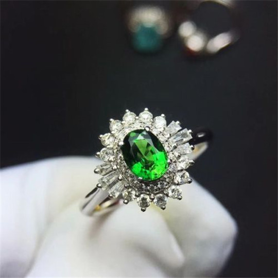 翡翠葫芦吊坠镶嵌18k铬碧玺和翠榴石如何区分？  第2张