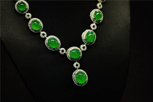 翡翠论文50岁女人别总乱戴，买错款式影响气质  第2张