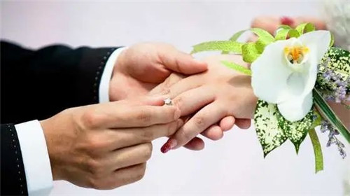 女人越喜欢买珠宝，竟然代表社会越进步？  第1张