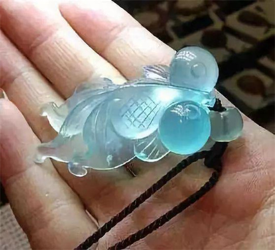 翡翠A货花件 金叶子这个网红玉石品种，真的不值钱  第3张