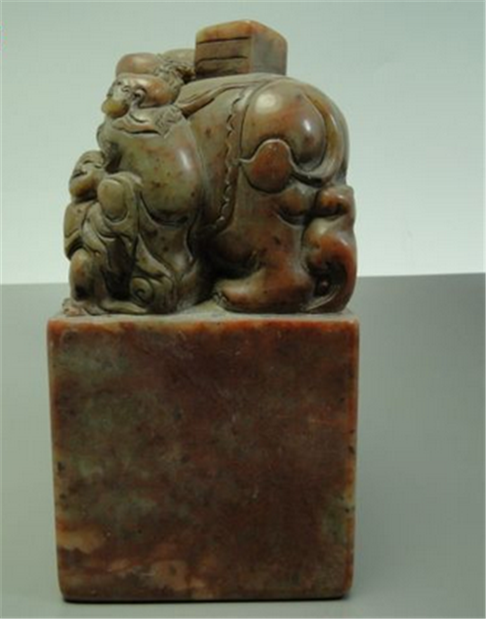 翡翠原石上的松花欣赏一波来自清代的老寿山石印章摆件  第4张